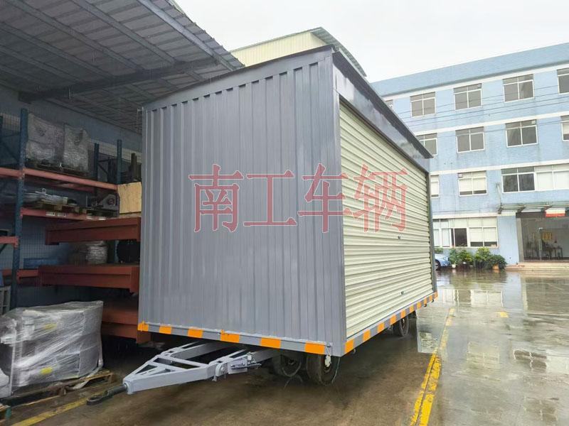 10吨箱式球友会(中国)两侧带卷帘门 牵引雨篷拖车