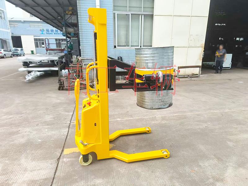 0.5吨带自动旋转升降油桶车