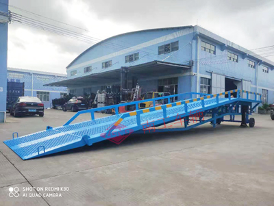 1673062160161525.jpg 10吨移动式登车桥3I.jpg