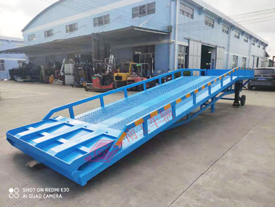 1673062170543280.jpg 10吨移动式登车桥4I.jpg