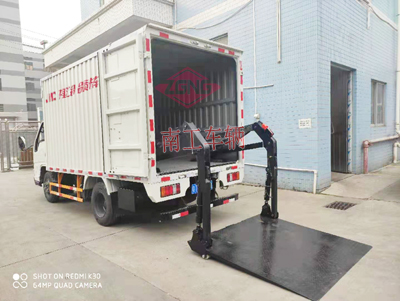 1673081551194270.jpg 1.5吨内置汽车尾板2I.jpg