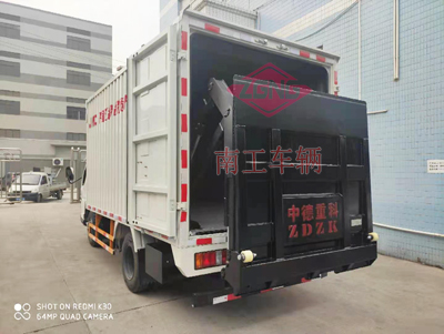 1673081588379118.jpg 1.5吨内置汽车尾板5I.jpg