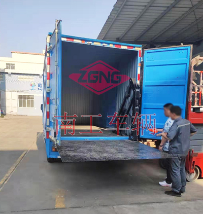 1675216976632195.jpg 1.5吨内置汽车尾板2I.jpg