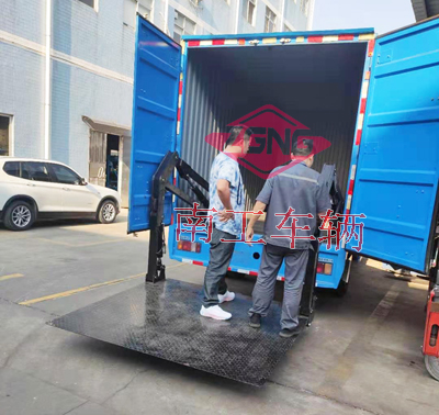 1675217089438612.jpg 1.5吨内置汽车尾板4I.jpg