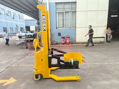 1760508473299346.jpg 0.5吨带自动旋转升降油桶车2I.jpg